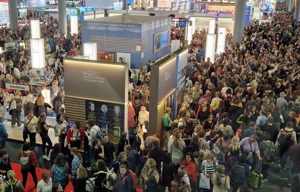 FRANKFURT KİTAP FUARI'NDA İZDİHAM VE YOĞUN GÜVENLİK ÖNLEMLERİ