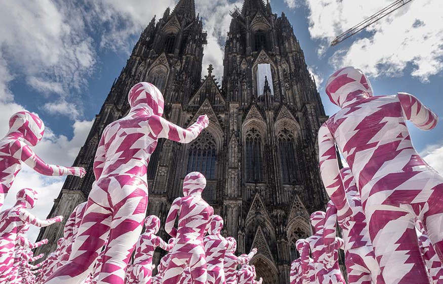 KİLİSELERDE ÇOCUK İSTİSMARINA, KÖLN'DEN İLGİNÇ BİR PROTESTO! - Toplum24